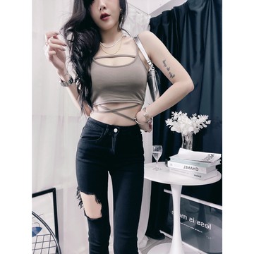 現貨 微辣質感👠單側大挖洞瘦瘦褲 正常版型 薄料款 舒適 破褲 顯腿瘦 包肉肉 翹臀 合身款 丹寧 牛仔窄管褲 刀割水洗