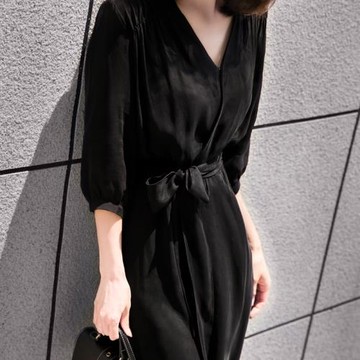 法式高級感黑色V領連衣裙女夏小眾設計感中袖一片式裹身直筒長裙