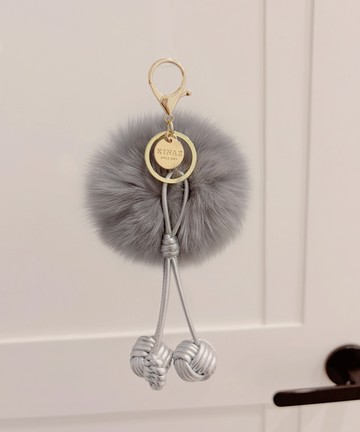 編織皮革櫻桃串狐毛球圓牌吊飾-微光灰-小美好系列(BC96531-91)