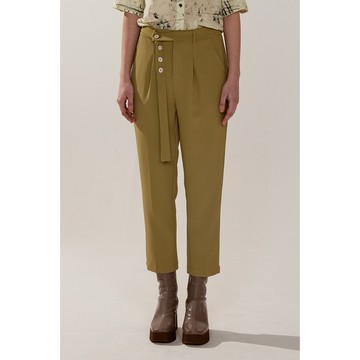 AVVJOY前打褶軍綠色西裝長褲(附腰帶)俐落的立體剪裁腿部更顯筆直修長展現職場的簡約幹練可搭配腰帶