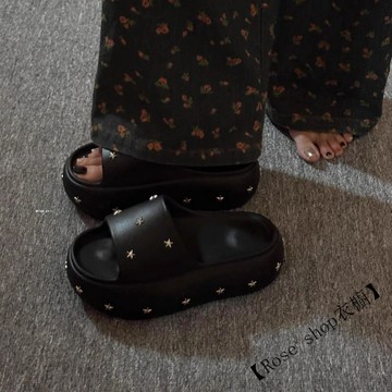 【台灣出貨】🍋黑色甜酷時尚休閒露趾一字拖女外穿2026夏季新款厚底踩屎感涼拖鞋 網紅拖鞋 涼鞋 涼拖鞋 度假拖鞋