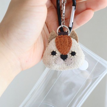 臉頰鼓鼓的松鼠包包吊飾