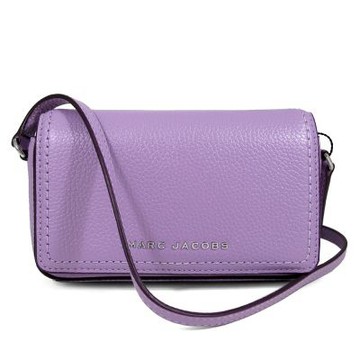 MARC JACOBS 銀字LOGO鵝卵石紋皮革翻蓋斜背包(蘭花紫)