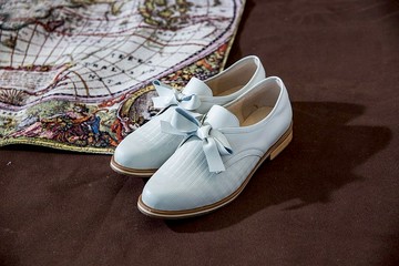 【英格蘭時尚紋】髮夾女鞋。奶油白