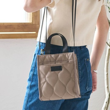 日本 LIZDAYS - 防潑水 輕巧絎縫方形側背小包-淺棕x黑