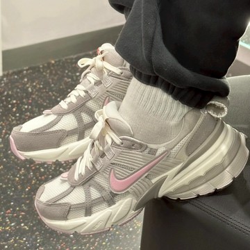 S.G NIKE V2K RUN "VALENTINE'S DAY" HV5997-161 白灰粉 情人節限定 復古麂皮