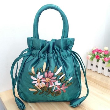 新款民族風復古繡花布包水桶包抽繩手機包收納包工藝手工女包