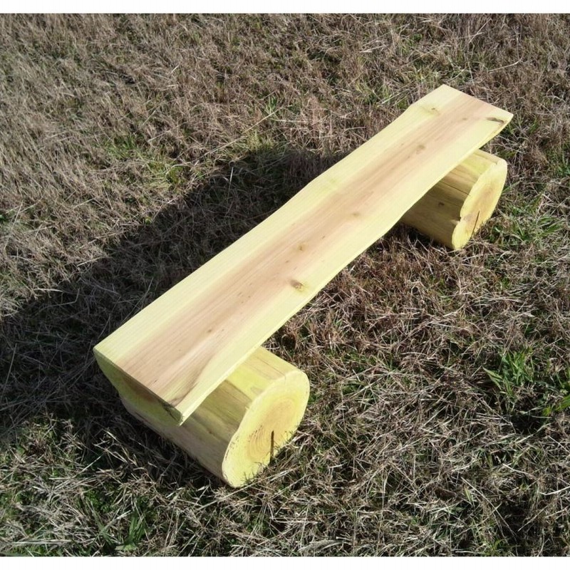 樹齢150年超の杉の丸太で作ったベンチ