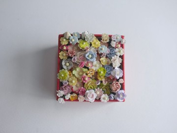 紙花、桑葚紙盒裝飾紙花，尺寸 6x6x5 公分。紅色。