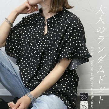 MOCO日系荷葉袖拼接V領波點前短後長寬鬆親膚雪紡襯衫