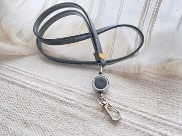 有格調。皮革伸縮扣頸繩 - 灰 -