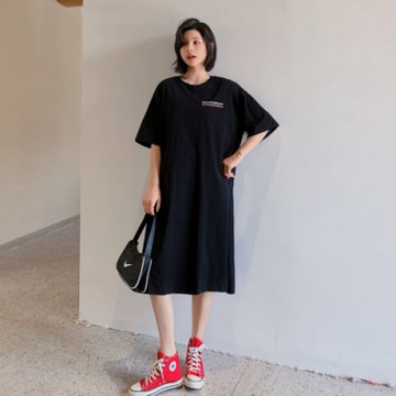 MOCO圓領英文字背部地球儀側開叉長版棉質洋裝L~2XL