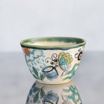 有花和藍色蝴蝶的飯碗，大