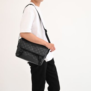 LV M12517 Messenger Voyager PM 經典花紋翻蓋式雙扣斜背包(黑)