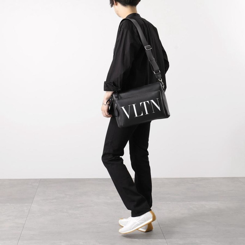 VALENTINO ヴァレンティノ ショルダーバッグ XY2B0722WJW メンズ VLTN クロスボディ ロゴ レザー ロックスタッズ装飾 鞄  0NI | LINEブランドカタログ