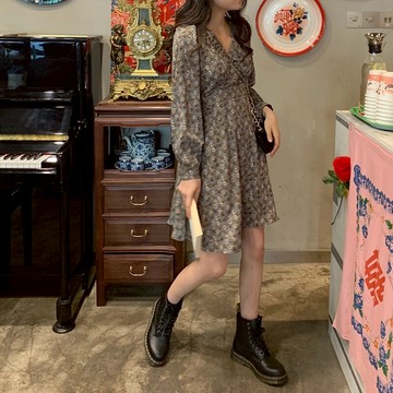 秋裝法式收腰顯瘦V領碎花連衣裙女中長款氣質桔梗裙1入