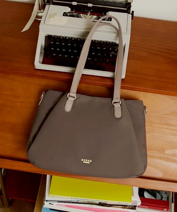 【KINAZ】大容量多袋輕量防潑水尼龍肩背斜背托特包-暖焦茶褐-輕褶系列(BZ96523-70)