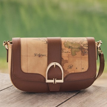 【Alviero Martini 義大利地圖包】皮革釦環裝飾 附長揹帶腋下包24cm-地圖黃x咖啡色