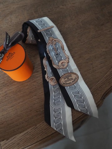 HERMES Bride de Cour Twilly 絲巾 愛馬仕 寶馬雙鞍圖紋 絲巾 白色 黑色 古董精品