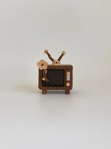 裂縫中的花朵，木雕，手工製作