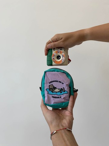 水獺刺繡小口袋斜背包