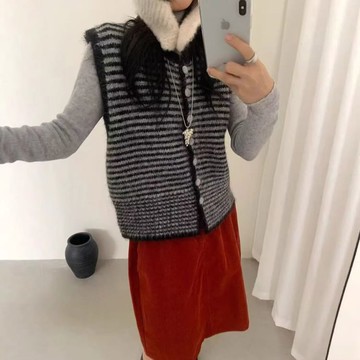 【新品上架】百搭系列．簡日疊穿圓領排釦條紋針織背心