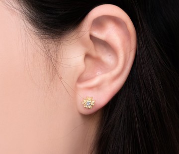 9K 金耳環，簡約風格，中心飾有 1 顆鑽石。