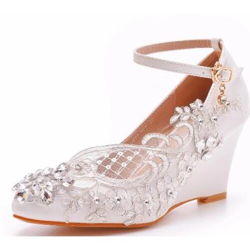 【Sp house】甜心女孩花朵蕾絲水鑽一字扣尖頭厚底坡跟鞋(白色)