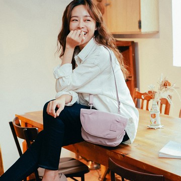 純色防潑尼龍小郵差包 ROSA 紫