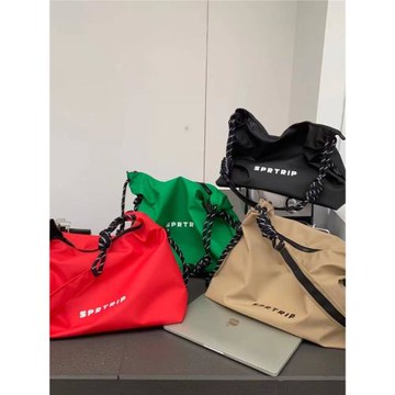 潮牌原創字母大容量防潑水情侶斜挎包休閑百搭韓版2025新款健身包