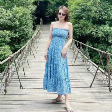明星張雨綺同款鎖骨一字肩裙子高級感碎花吊帶長裙收腰度假連衣裙