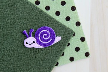 小蝸慢慢爬自黏繡布貼-森林系列