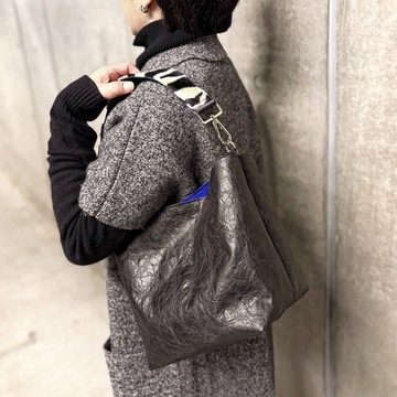 【來自東京】特殊材質環保肩背包 S 斑馬毛毛蟲 x 黑色