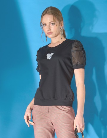 ★【喜芝梅】時尚心形亮飾泡泡袖設計圓領上衣(黑色；M-2L) 124070722