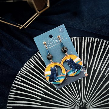 刺繡耳環 | 耳夾 / 耳釘 - 月亮上的貓咪