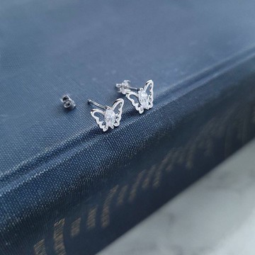 小蝴蝶。爪鑲5mm圓鑽 925銀耳針