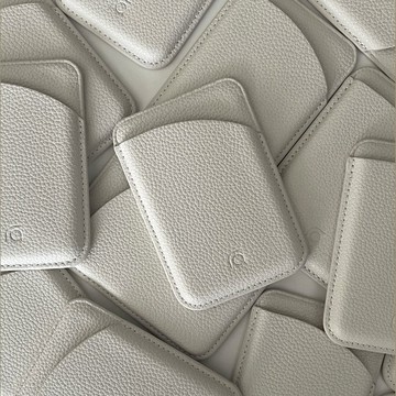 APIOU  米白色荔枝紋單層磁吸皮革卡夾 (支援Magsafe)