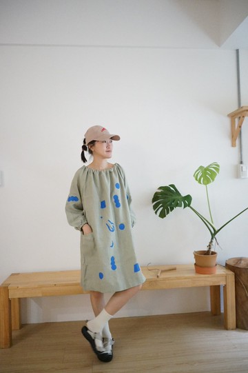 漂亮灰綠色手工製作印花口袋抽繩綁帶大平領洋裝 - 幾何小腳、山