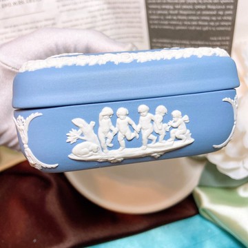 【西洋古董飾品】1958英國皇室百年Wedgwood 玉石浮雕陶瓷 方型盒