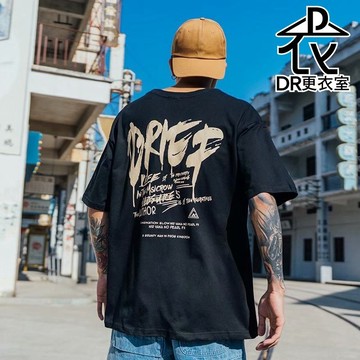 DR更衣室-情侶短T恤 塗鴉DRIEF印花落肩街頭五分袖大尺碼短袖上衣 情侶裝 男女衣服 (3色)【NL621027】