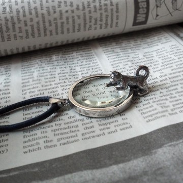 一隻貓的放大鏡吊墜一起看