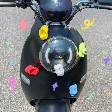 下殺價🔥電動車個性裝飾品頭盔遮卡通電瓶車搞笑擺件趣味可愛車身貼飾女生D0A2
