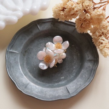 胸針 花水木 附夾式設計 白色 優雅復古風 珍珠 花水木 花朵 春季 捷克玻璃 捷克珠飾 賽拉斯珍珠 珍珠白