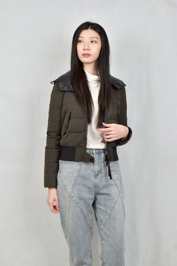 (S) moncler灰色短版羽絨外套