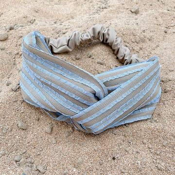 一起躺在沙灘上 好煩小姐 交叉髮帶