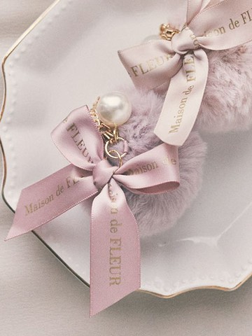 珍珠蝴蝶結緞帶毛球吊飾(8A43FBJ1300) - Maison de FLEUR