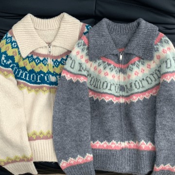 9th street 韓系費爾島風厚實毛衣｜字母提花翻領復古針織上衣 (預購) 字母提花＋翻領設計展現隨性高級感，秋冬穿出溫柔氣場