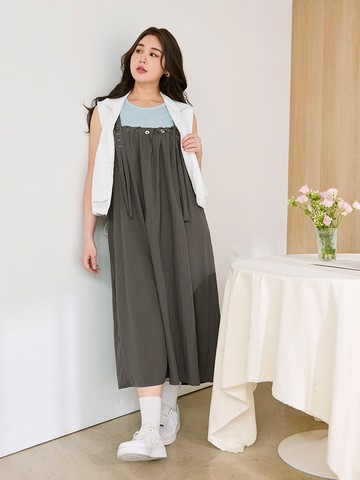 日系微光澤鈕釦造型雙肩帶洋裝