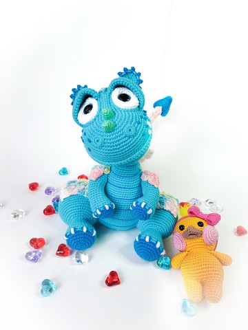 阿弥陀佛龙。蓝色钩针龙玩具。 有趣的动物宝宝。 毛绒玩具恐龙