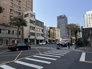 超值黃金三角窗1-3樓大面寬百坪電梯店霸｜高雄市左營區明華一路